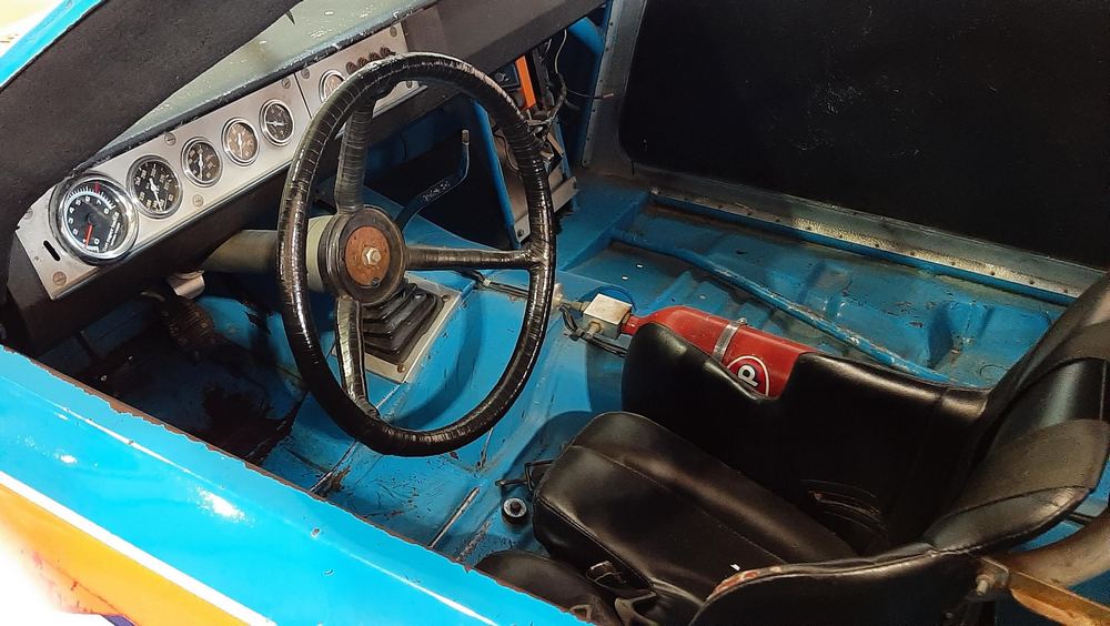 l'habitacle de la Dodge Charger 1974 de Richard Petty - livrée Blue Petty et orange, numéro 43