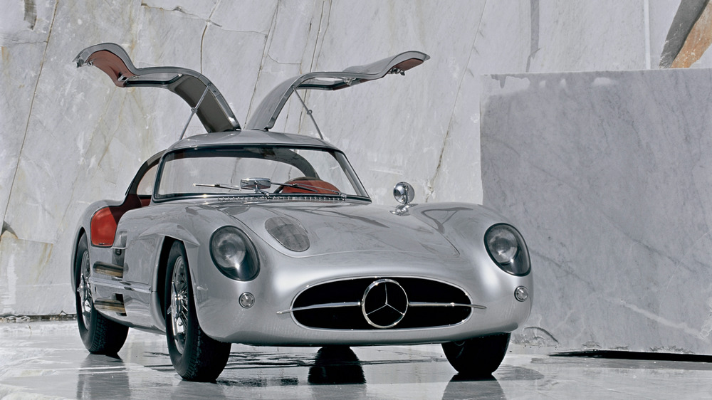 une Mercedes-Benz 300 SLR Coupé Uhlenhaut (W196S) 1955 vue de 3/4 avant droit, portières ouvertes