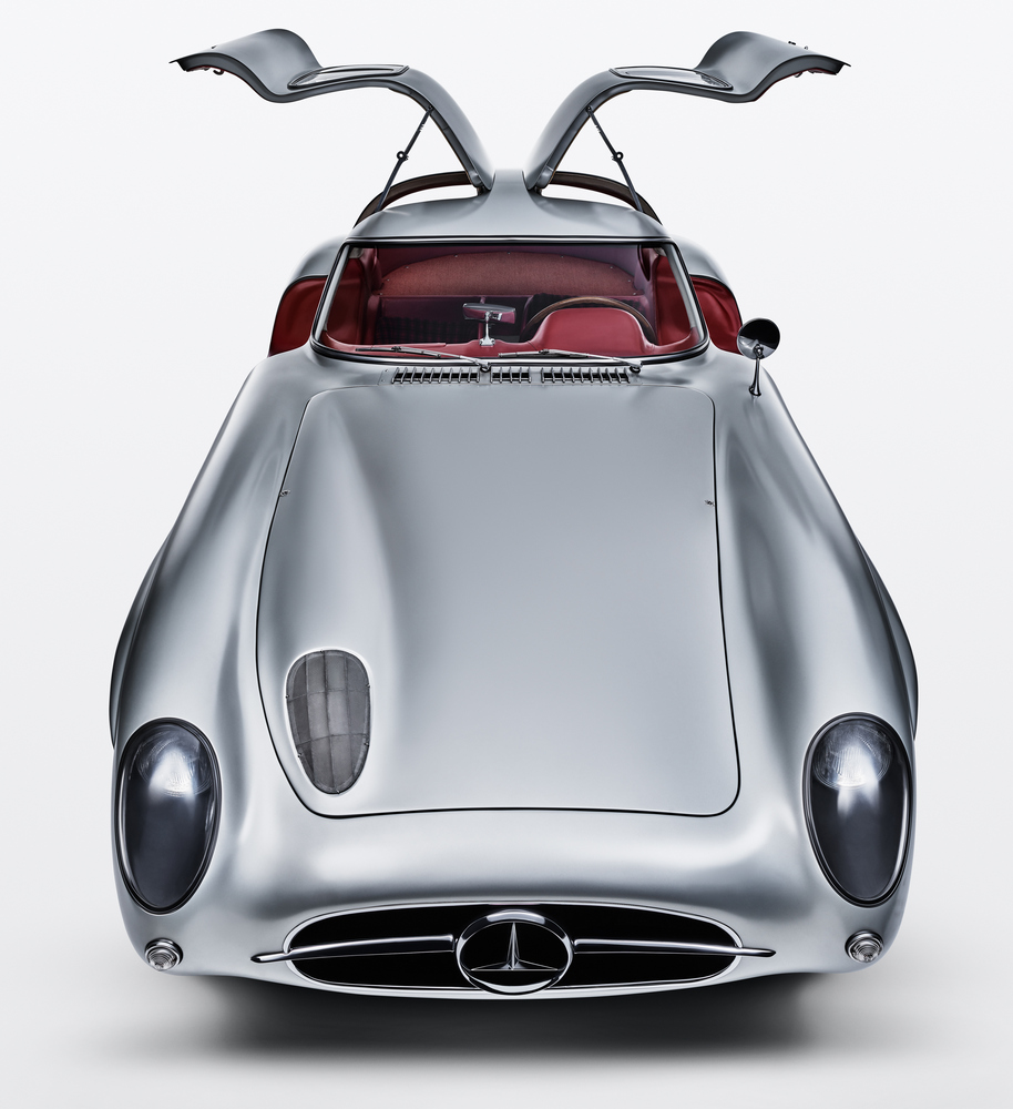 une Mercedes-Benz 300 SLR Coupé Uhlenhaut (W196S) 1955 vue de face, portières ouvertes