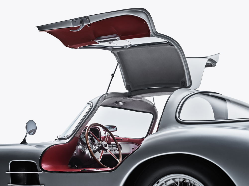 zoom sur le poste de pilotage d'une Mercedes-Benz 300 SLR Coupé Uhlenhaut (W196S) 1955, portière ouvertes