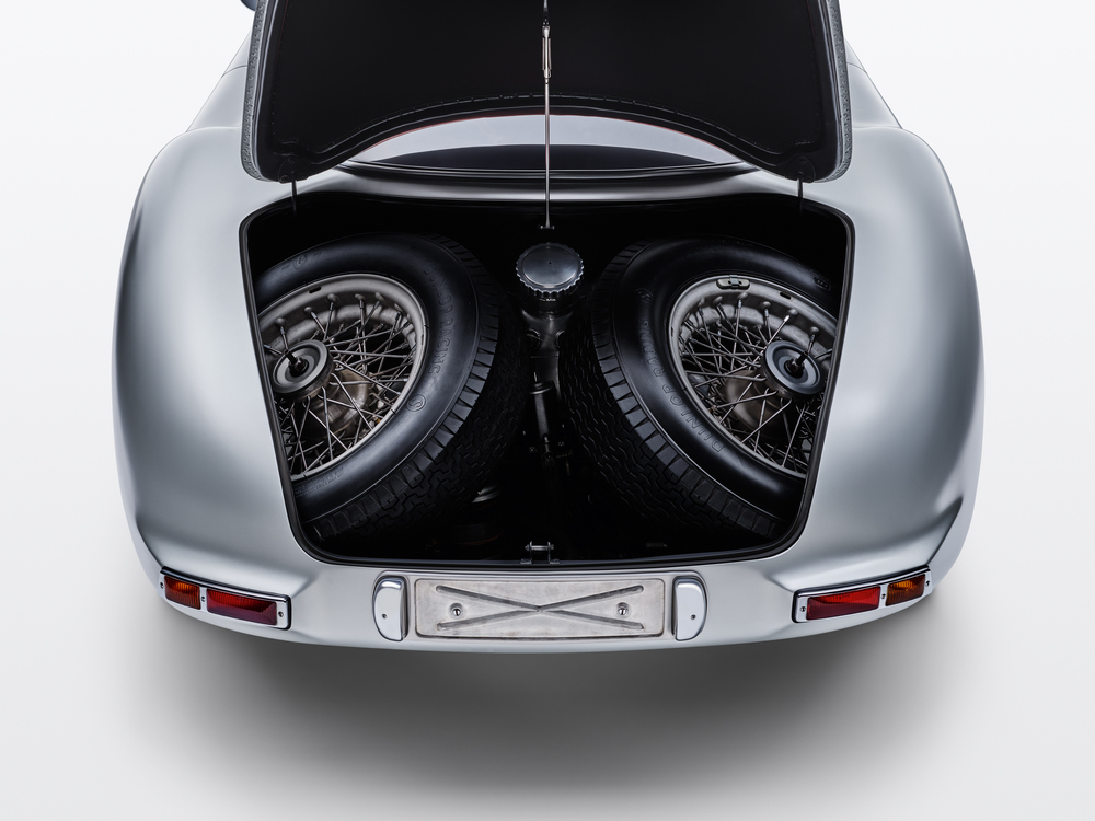 le coffre avec 2 roues de secours d'une Mercedes-Benz 300 SLR Coupé Uhlenhaut (W196S) 1955