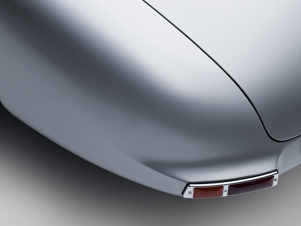 zoom sur l'aile et les feux arrière gauche d'une Mercedes-Benz 300 SLR Coupé Uhlenhaut (W196S) 1955