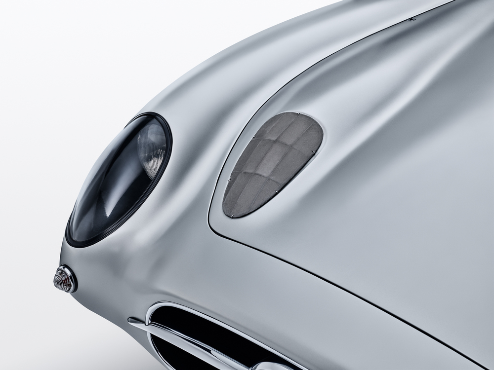 zoom sur la partie avant droit de l'avant d'une Mercedes-Benz 300 SLR Coupé Uhlenhaut (W196S) 1955