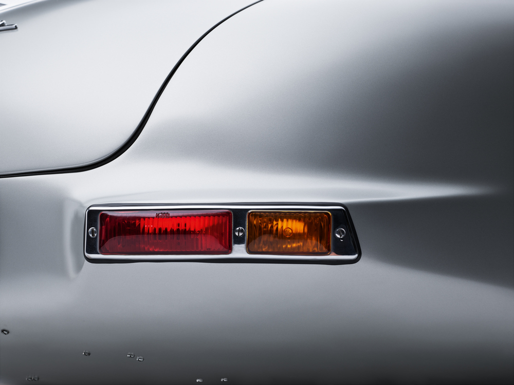 zoom sur le feu et le clignotant arrière droit d'une Mercedes-Benz 300 SLR Coupé Uhlenhaut (W196S) 1955