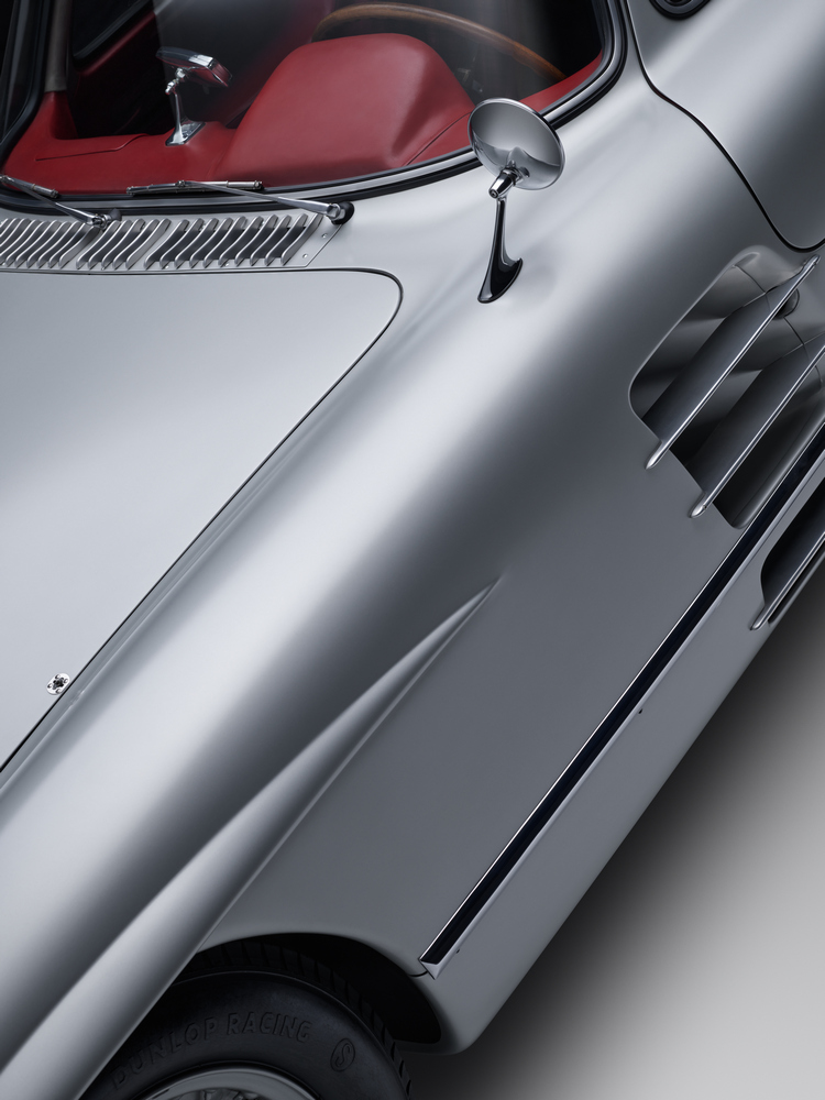 zoom sur le côté gauche d'une Mercedes-Benz 300 SLR Coupé Uhlenhaut (W196S) 1955 à hauteur du rétroviseur et du capot
