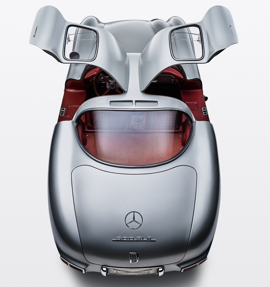 une Mercedes-Benz 300 SLR Coupé Uhlenhaut (W196S) 1955 vue arrière aérienne, portières ouvertes
