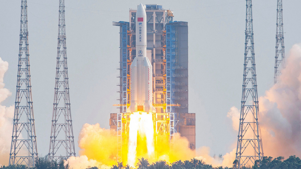 la fusée entrain de décoller, moteurs allumés