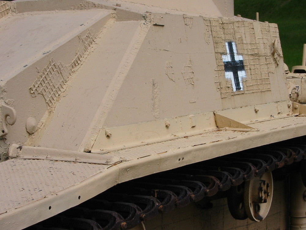 un détail de la caisse d'un Sturmgeschutz III, centre au dessus de la chenille gauche
