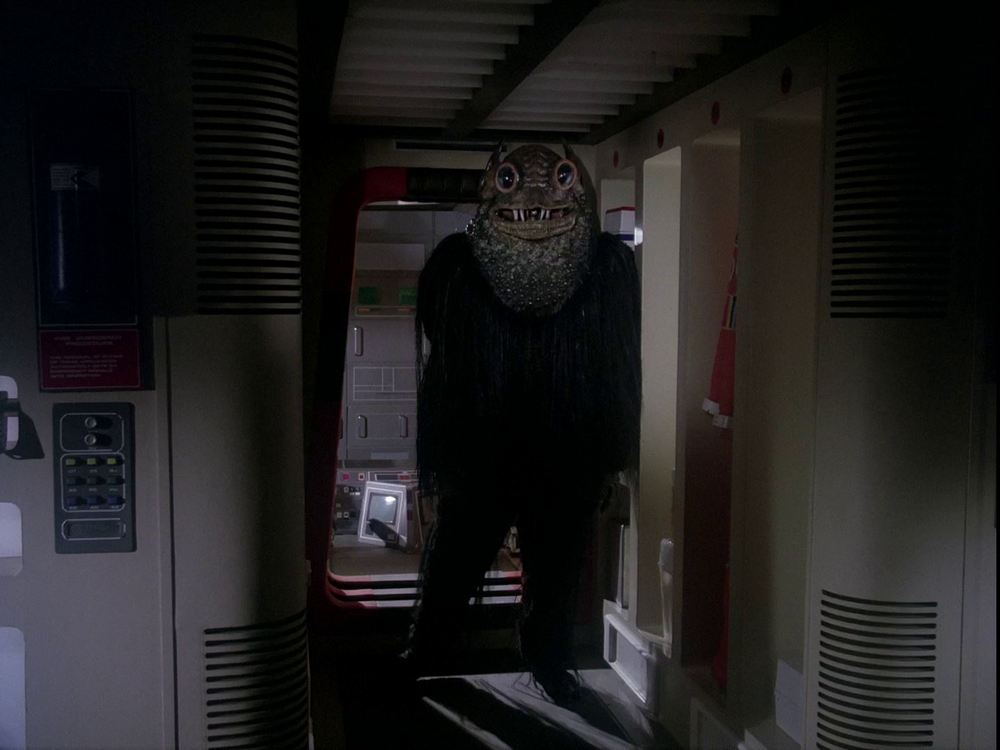 1 plan montrent des panneaux d’ordinateur normaux au-delà de la créature au centre