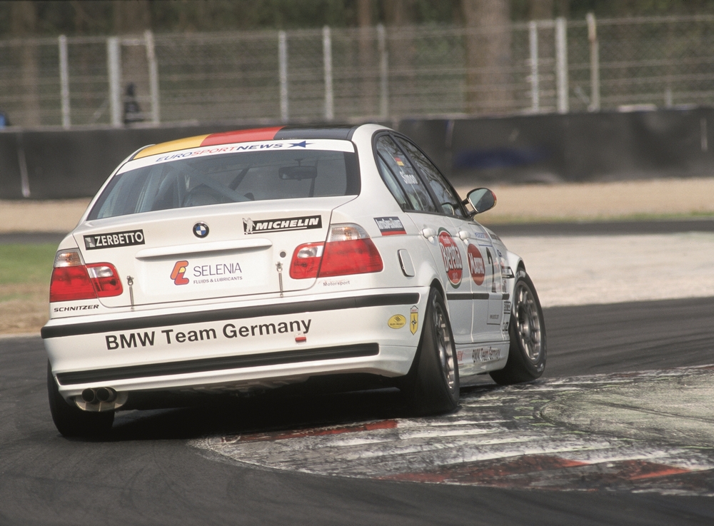 une BMW 320i Sedan ETCC (E46/4) 2001 vue de 3/4 arrière droit