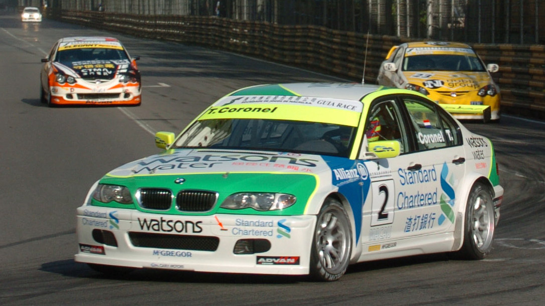 en course, vue de 3/4 avant gauche