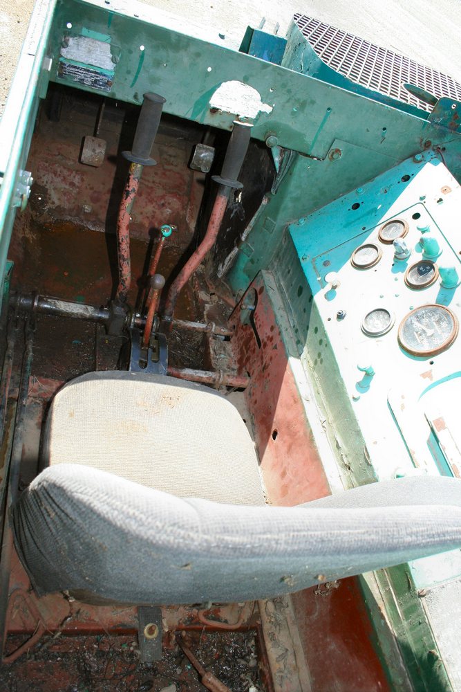 le poste de pilotage d'un M-29C Weasel avec le siège, le tableau de bord et les commandes de direction