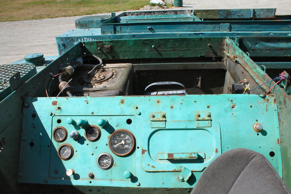 le tableau de bord d'un M-29C Weasel (situé à droite du siège du pilote)