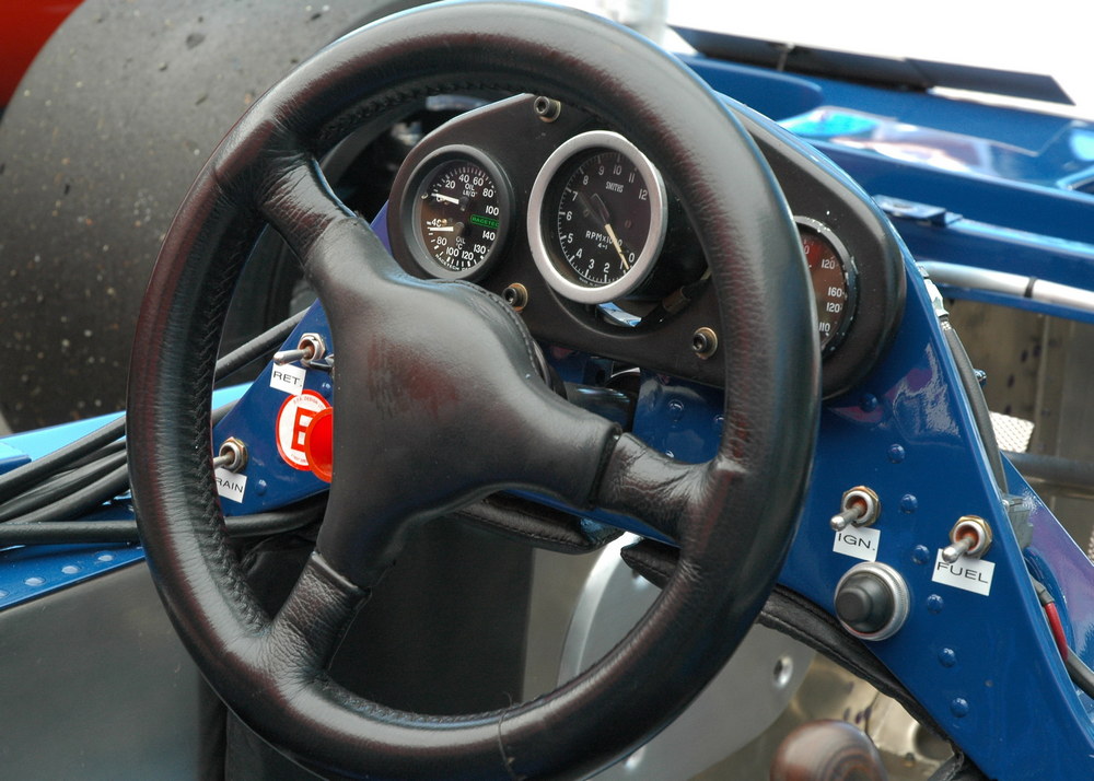 le tableau de bord de la Tyrrell 003