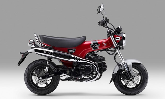 un Honda Dax 125 vu de profil droit