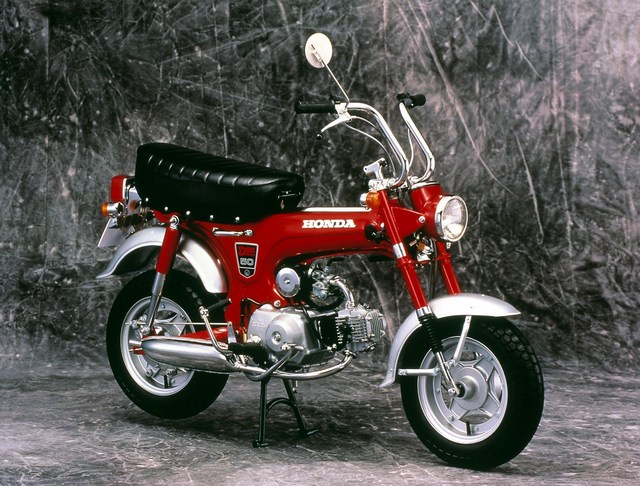 un Honda Dax 125 vu de 3/4 avant droit