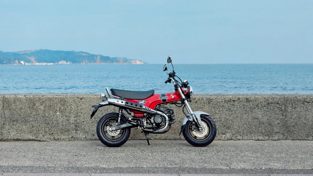 un Honda Dax 125 rouge vu de profil droit