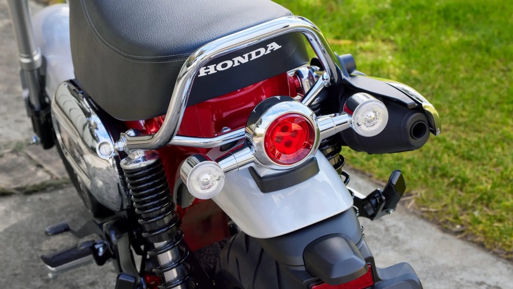 zoom sur l'arrière au niveau du feu d'un Honda Dax 125 rouge