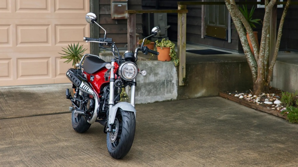 un Honda Dax 125 rouge vu de 3/4 avant droit