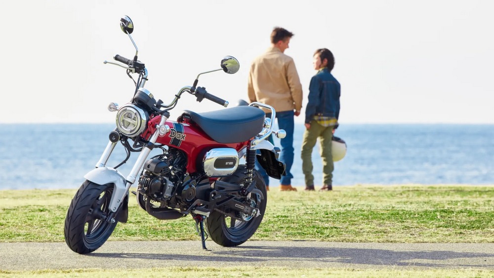 un Honda Dax 125 rouge vu de 3/4 avant gauche