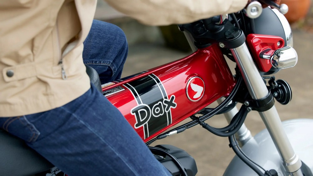 zoom sur le profil droit d'un Honda Dax 125 rouge