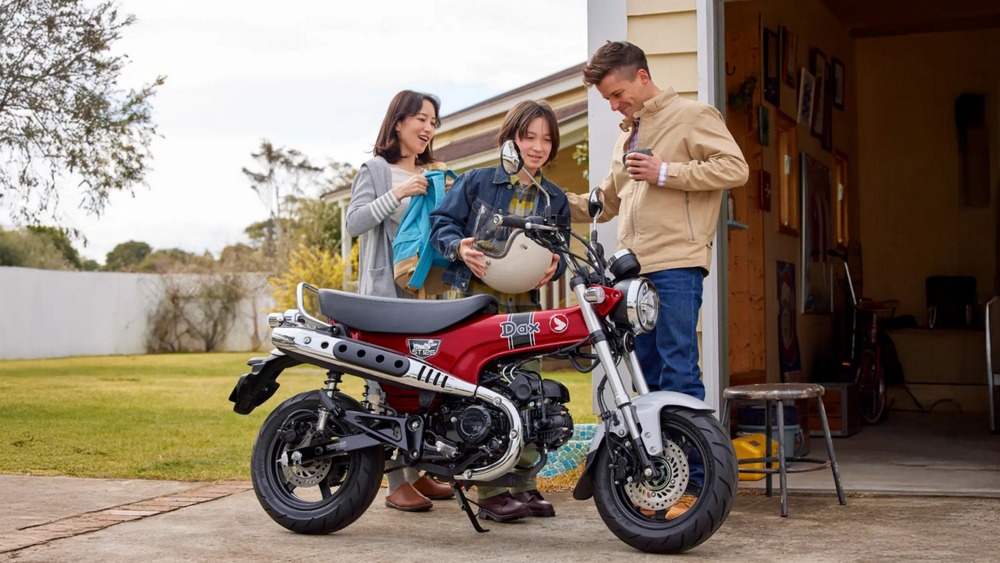 un Honda Dax 125 rouge vu de profil droit