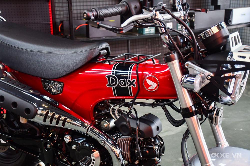 zoom sur le cadre (de droite) d'un Honda Dax ST125 2023