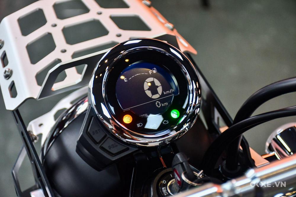 le compteur numérique d'un Honda Dax ST125 2023