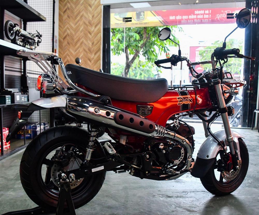 un Honda Dax ST125 2023 vu de profil droit