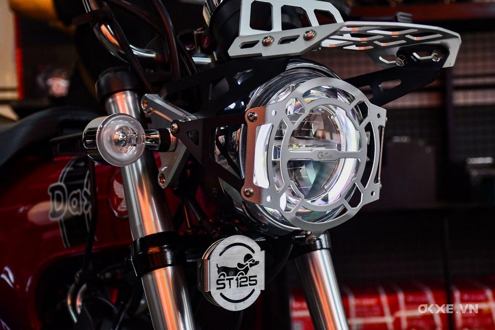 zoom sur le phare d'un Honda Dax ST125 2023