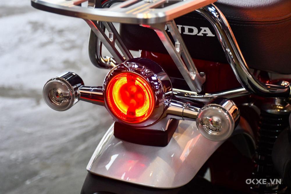 zoom sur le feu d'un Honda Dax ST125 2023