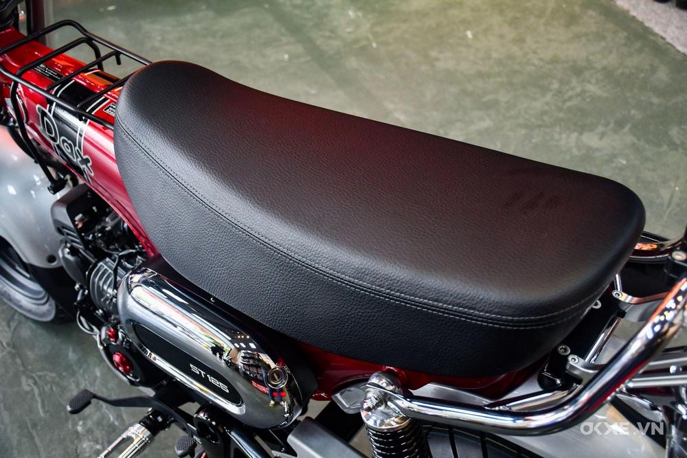 zoom sur la selle d'un Honda Dax ST125 2023