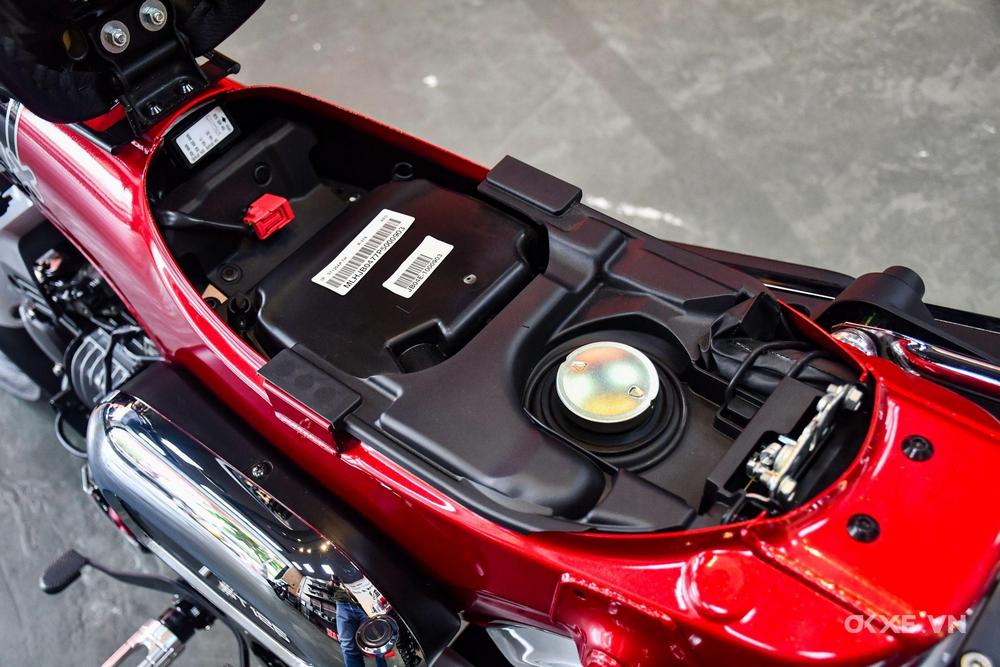 zoom sous la selle d'un Honda Dax ST125 2023