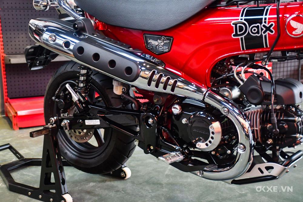 zoom sur le moteur, le pot d'échappement et la roue arrière d'un Honda Dax ST125 2023