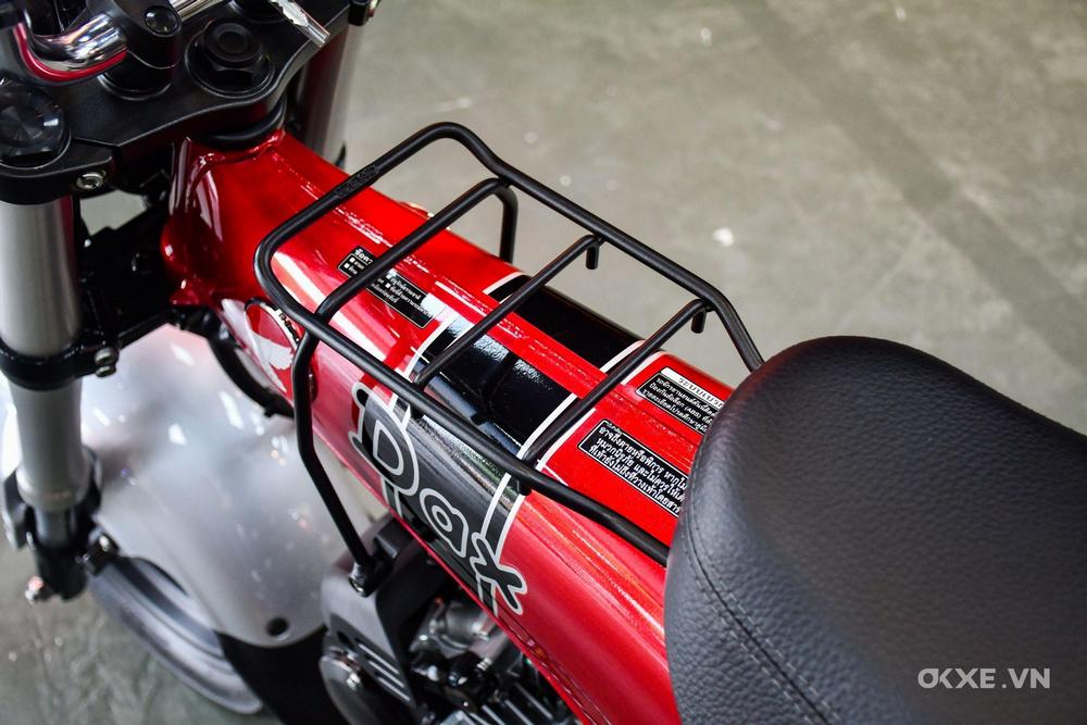 zoom sur le cadre entre la selle et le guidon d'un Honda Dax ST125 2023