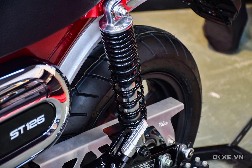 zoom sur l'amortisseur d'un Honda Dax ST125 2023