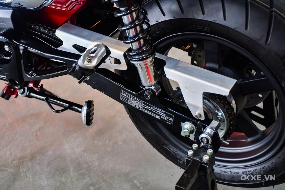 zoom sur la roue arrière d'un Honda Dax ST125 2023