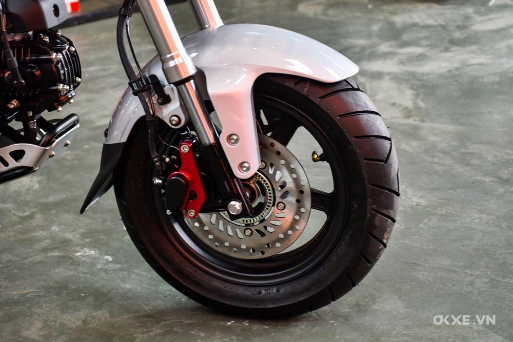 zoom sur la roue avant d'un Honda Dax ST125 2023