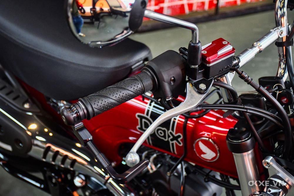 zoom sur la poignée droite du guidon d'un Honda Dax ST125 2023