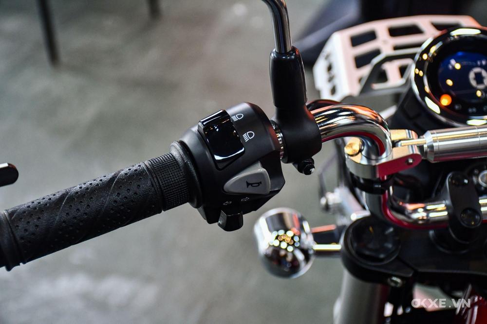 zoom sur la poignée gauche du guidon d'un Honda Dax ST125 2023