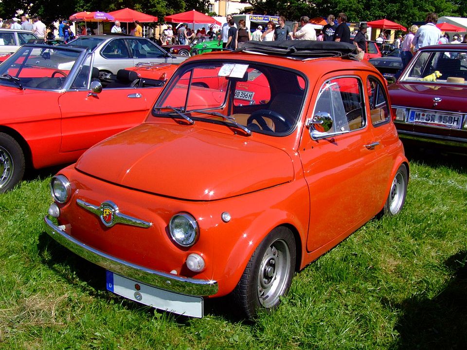 une Fiat Abarth 695 rouge vue de 3/4 avant gauche