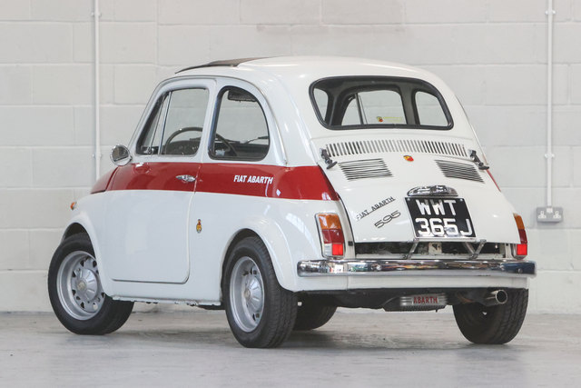 une Fiat 595 Abarth Evocation 1971 vue de 3/4 arrière gauche