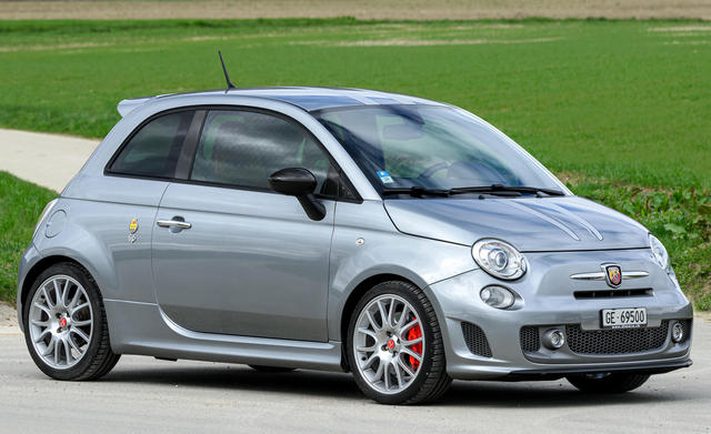 une Abarth 695 Tributo Ferrari Worldwide 2010–2013 grise métallisée vue de 3/4 avant droit