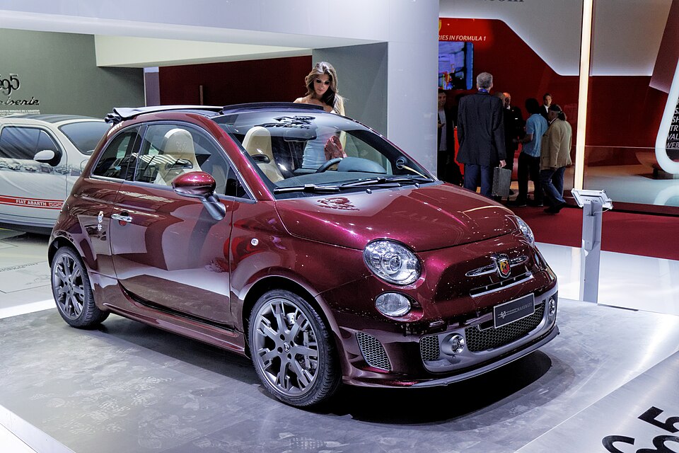 une Abarth 695 Edizione Maserati couleur « Bordeaux Pontevecchio » vue de 3/4 avant droit