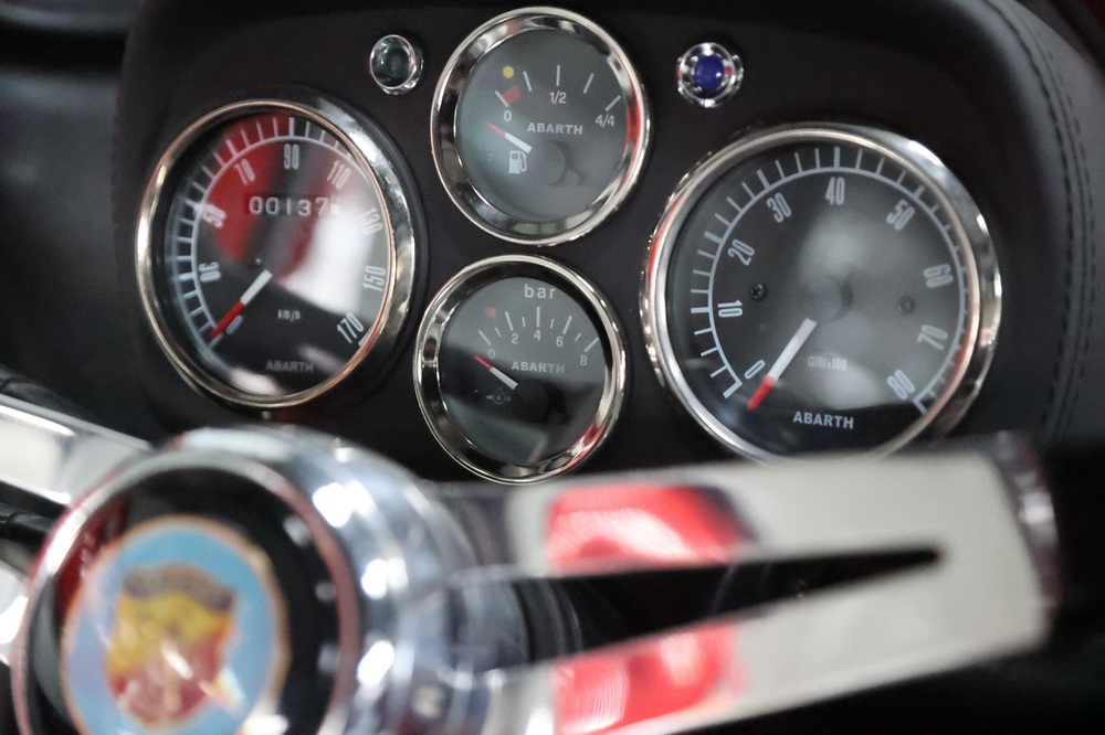 les compteurs sur le tableau de bord d'une Fiat 500 Abarth Evocation 1971