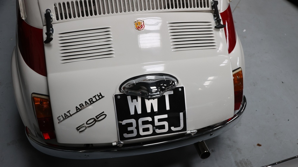 zoom sur l'arrière d'une Fiat 500 Abarth Evocation 1971