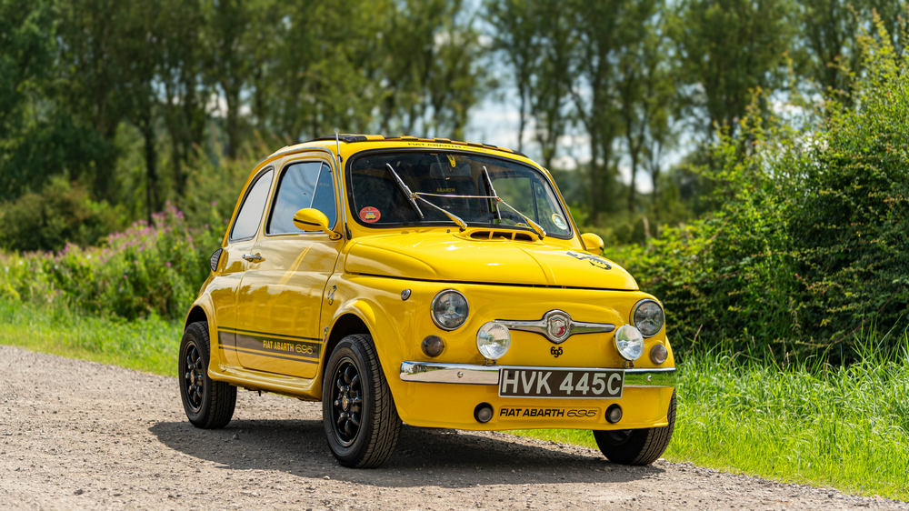 une Fiat Abarth 695 Evocation 1965 vue de 3/4 avant droit