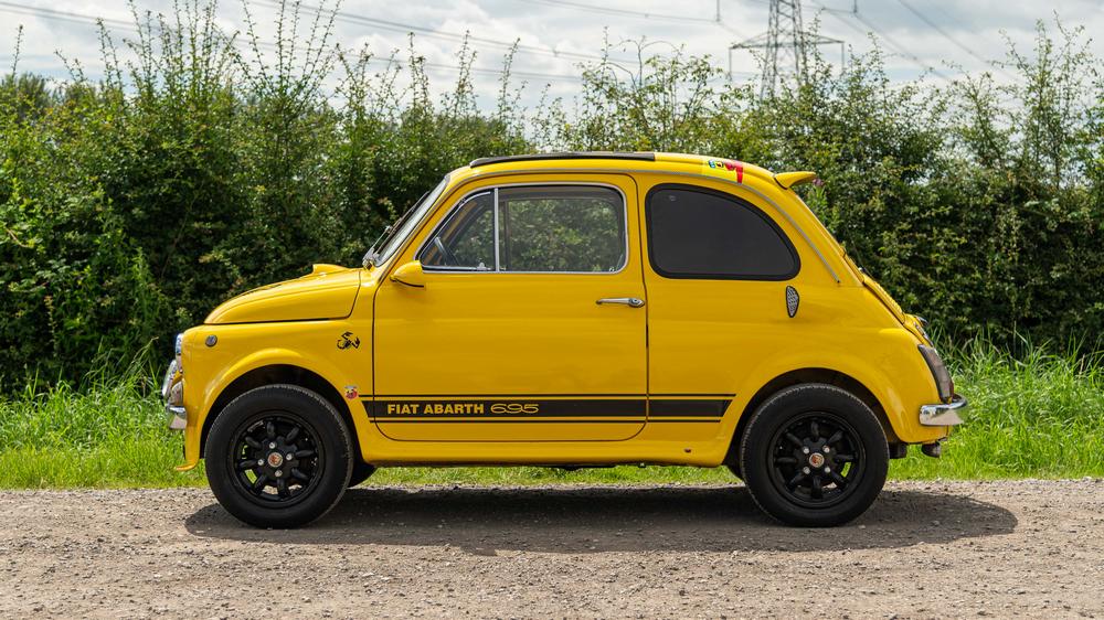 une Fiat Abarth 695 Evocation 1965 vue de profil gauche