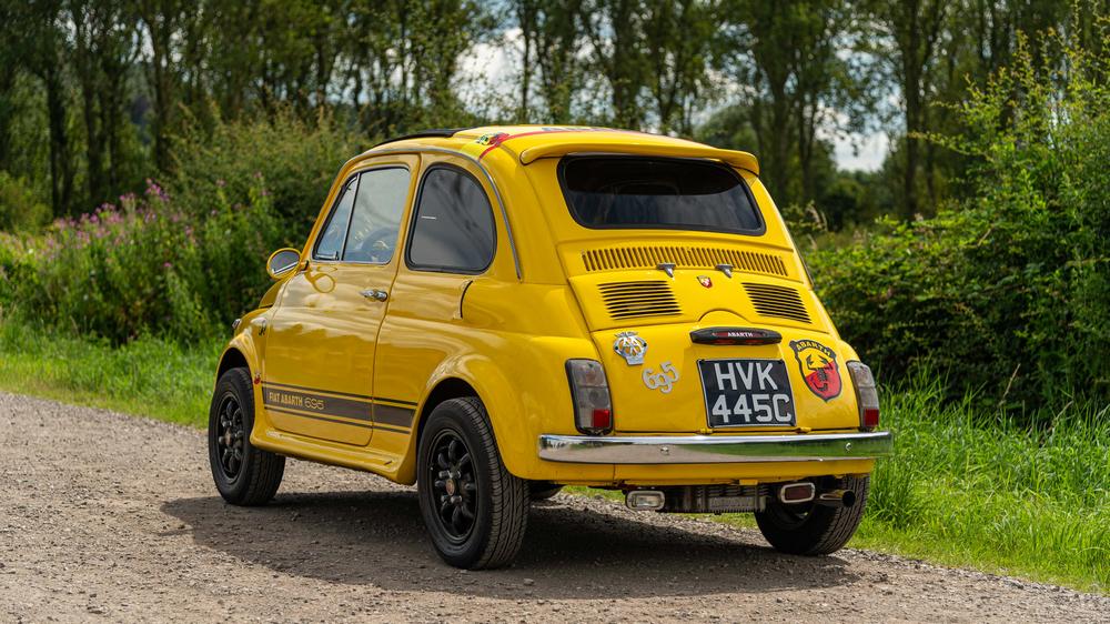 une Fiat Abarth 695 Evocation 1965 vue de 3/4 arrière gauche