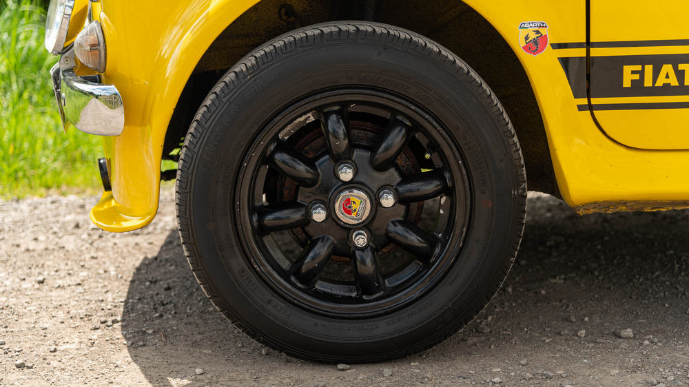 la roue avant gauche d'une Fiat Abarth 695 Evocation 1965